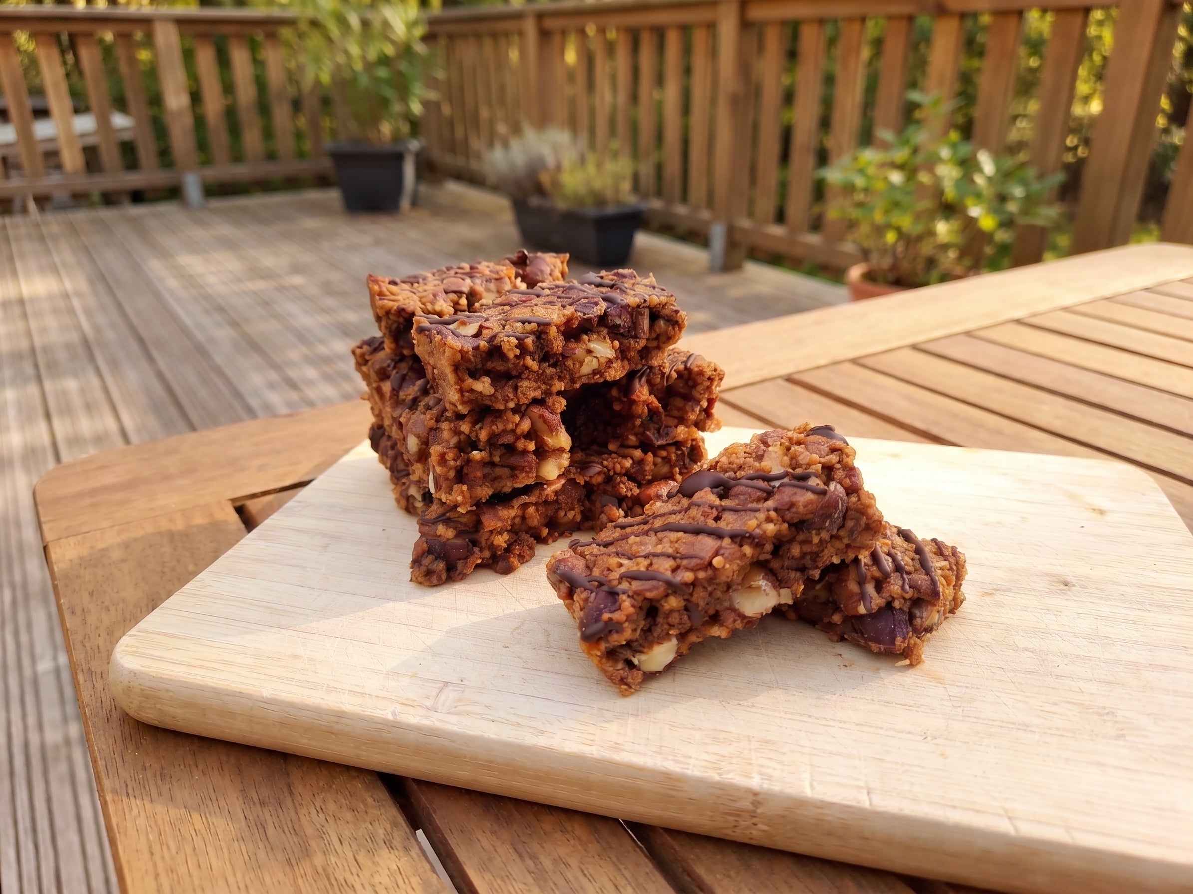 Knusprige Quinoa-Nuss-Riegel mit Schokoladendekor