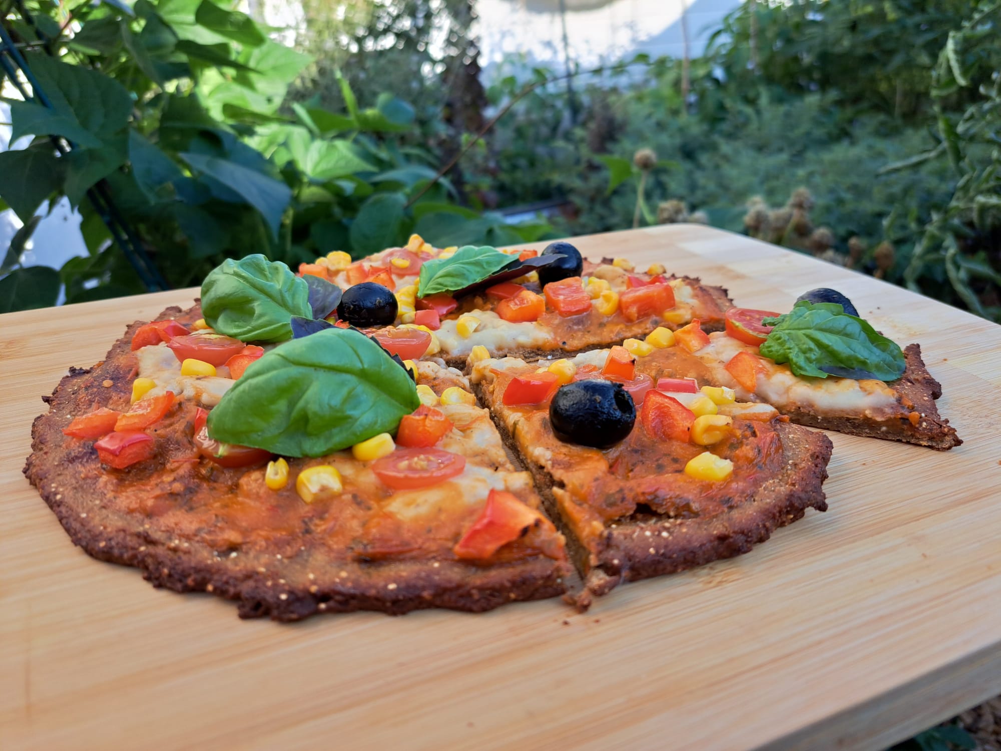Knusprige Quinoa-Pizza mit glutenfreiem Boden