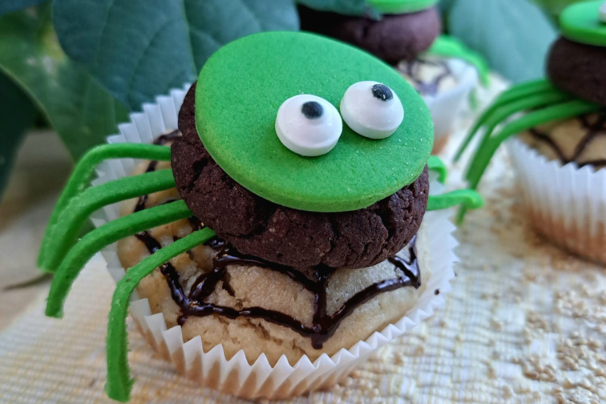 Grusel-Muffins mit Quinoa-Keks-Hut – Dein Halloween-Rezept