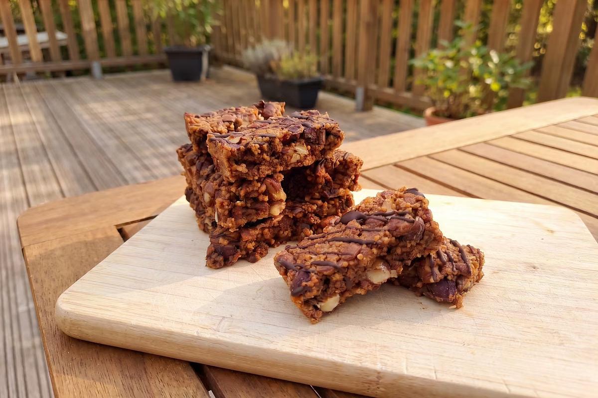 Knusprige Quinoa-Nuss-Riegel mit Schokoladendekor