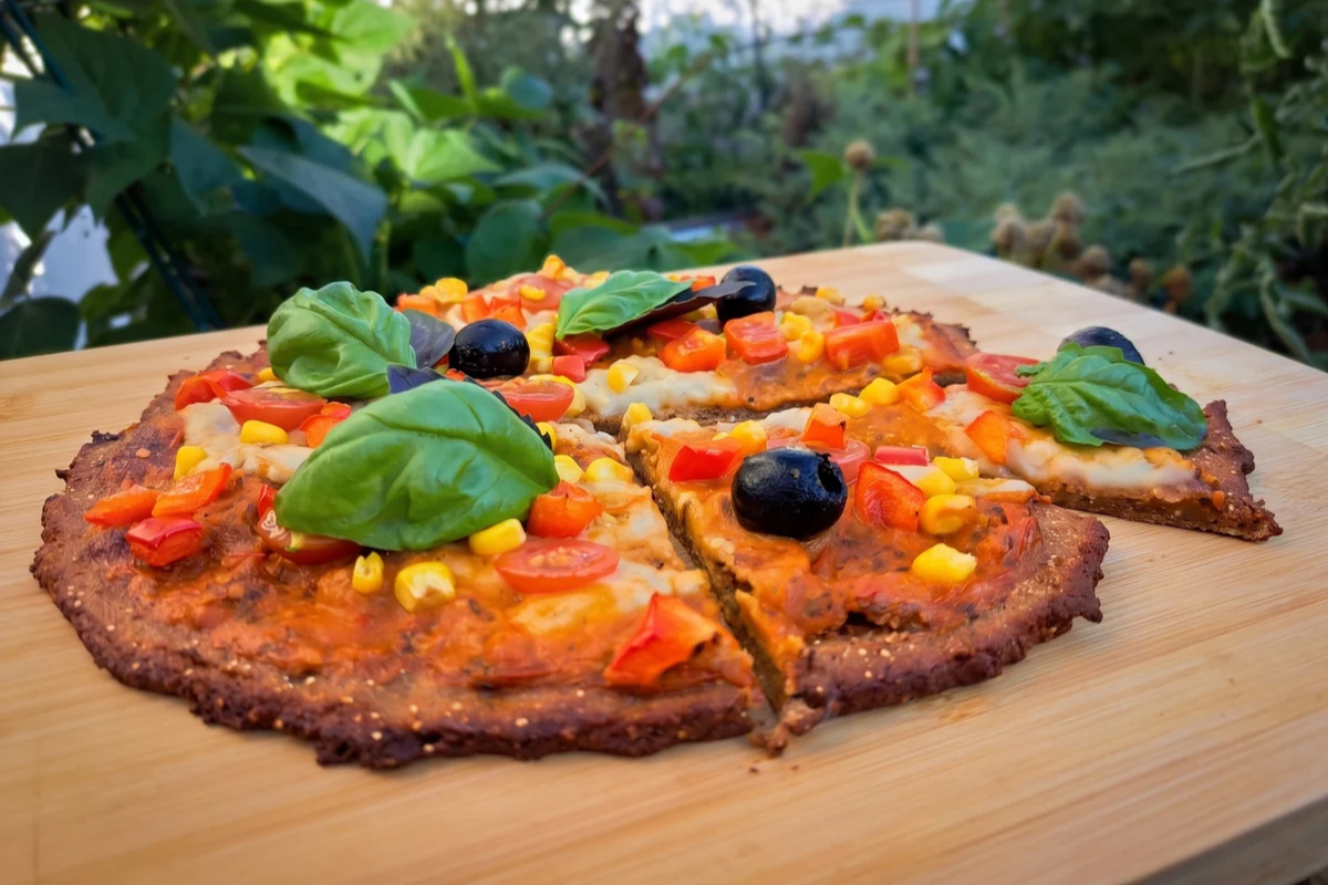 Knusprige Quinoa-Pizza mit glutenfreiem Boden