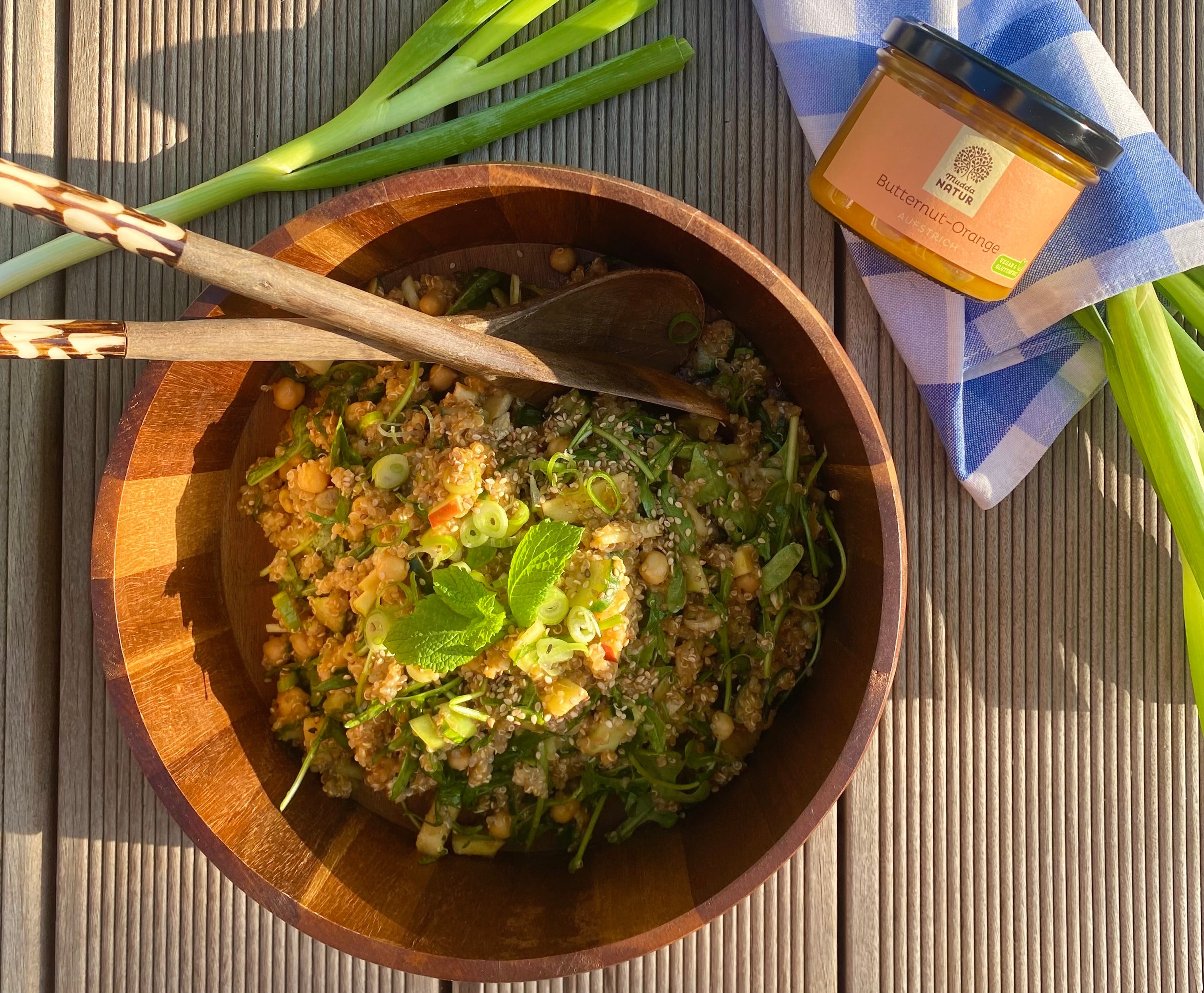 Sommerlicher Quinoasalat mit Butternut-Orangen-Dressing
