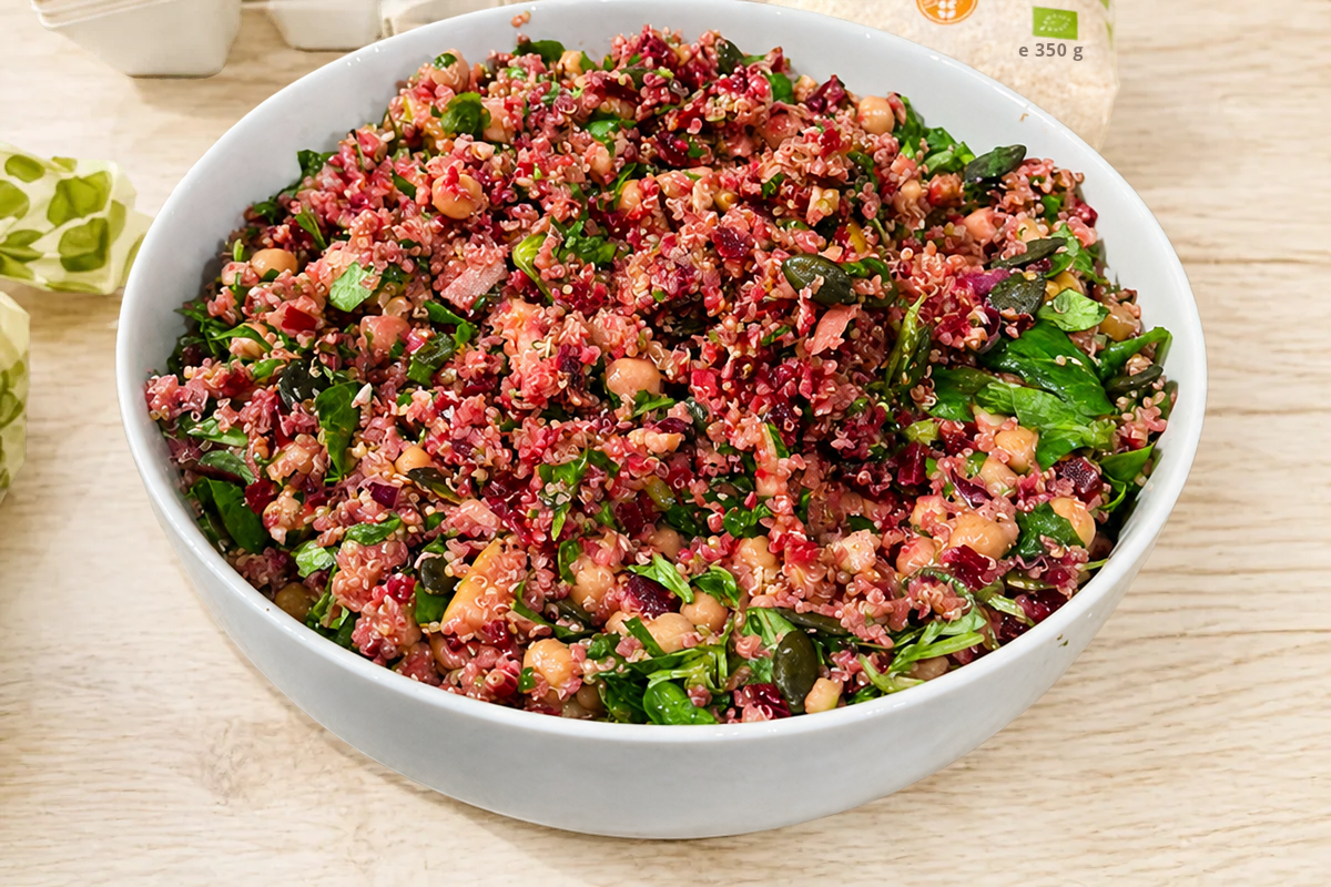Rote-Bete-Quinoa-Salat mit Apfel und knusprigen Kichererbsen