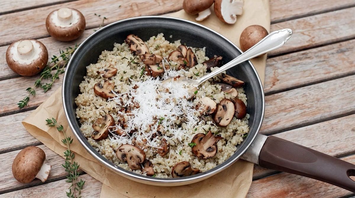 Quinoa-Pilzpfanne mit Knoblauch und Thymian – Dein Feierabend-Rezept für die Pilzsaison