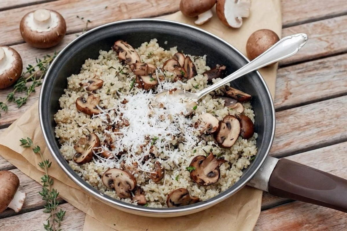 Quinoa-Pilzpfanne mit Knoblauch und Thymian – Dein Feierabend-Rezept für die Pilzsaison