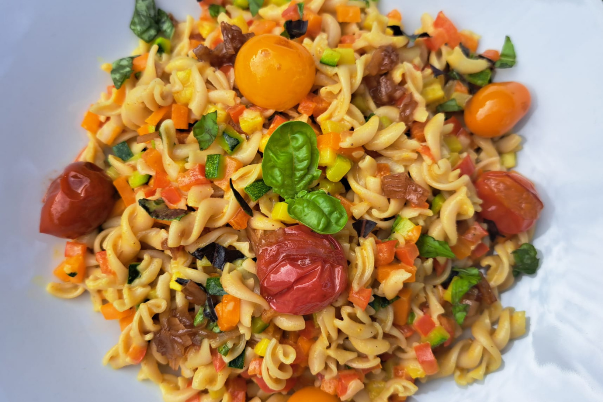 Bunte Quinoa Fusilli-Pfanne mit geröstetem Gemüse und Balsamico-Tomaten