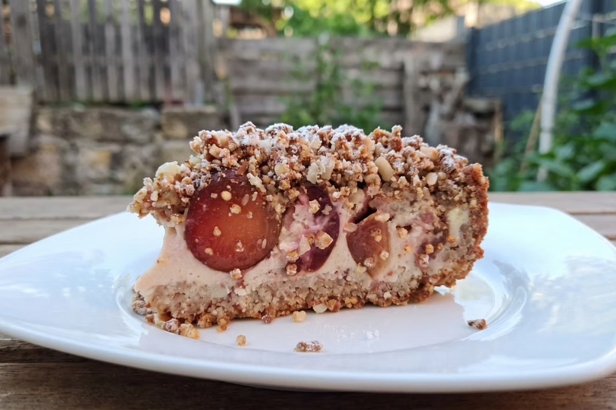 Knuspriger Zwetschgen-Streuselkuchen mit Quinoa & Mandeln