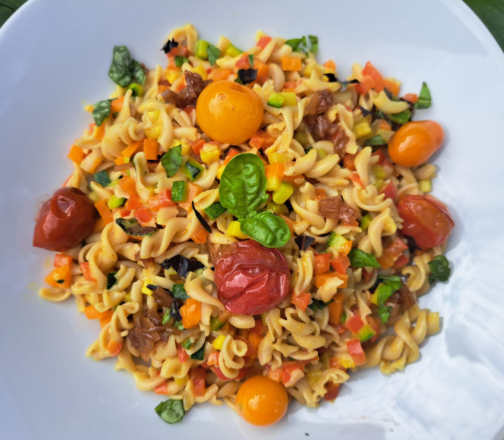 Bunte Quinoa Fusilli-Pfanne mit geröstetem Gemüse und Balsamico-Tomaten