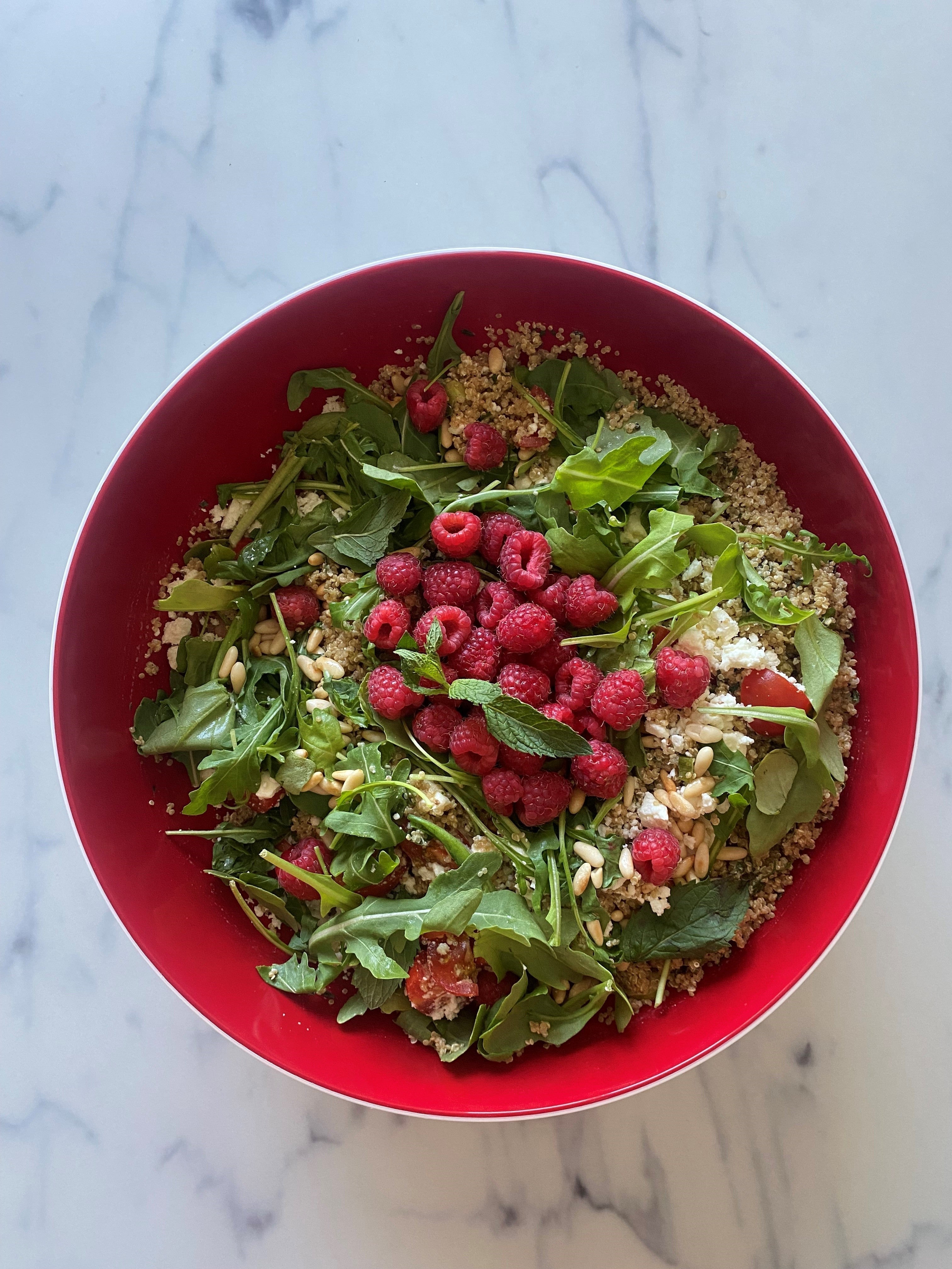 Quinoa-Salat mit Rucola und Himbeeren