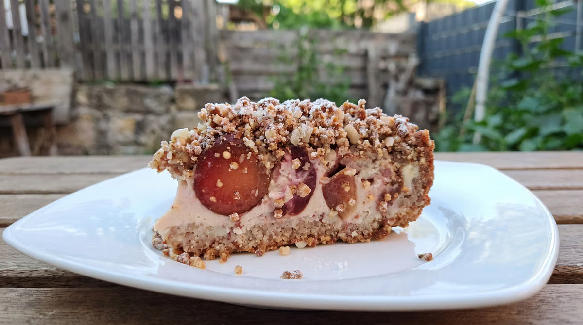 Knuspriger Zwetschgen-Streuselkuchen mit Quinoa & Mandeln