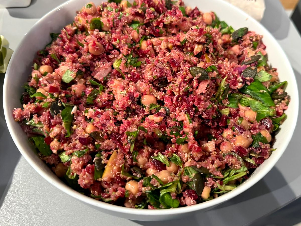 Rote-Bete-Quinoa-Salat mit Apfel und knusprigen Kichererbsen